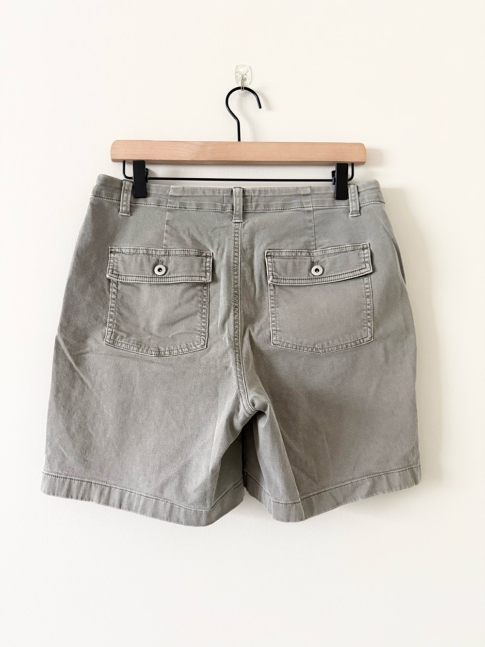 J. Jill Utility Patch Pocket Bermuda Shorts Size 10 Light Gray Cotton Blend - Picture 3 of 5